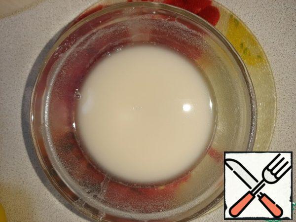 Dilute the flour in 50 ml of water and add to the rest of the ingredients. Continue to simmer until thickened.
