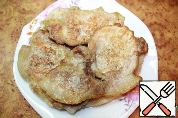 Quickly fry the dried and beaten meat (2-3 minutes each) in a hot frying pan on each side. It is necessary, so to speak, to seal the meat. Give me a break.
