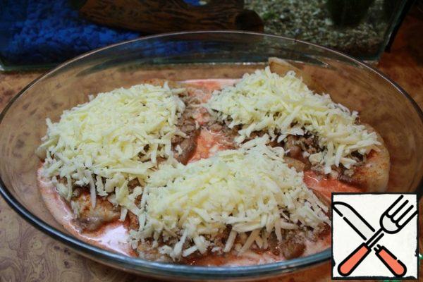 Put the grated cheese on top of the liver and pour the cream with spices. Bake in the oven for 15-20 minutes until Golden brown. At a temperature of 160-170 degrees focusing on your oven.