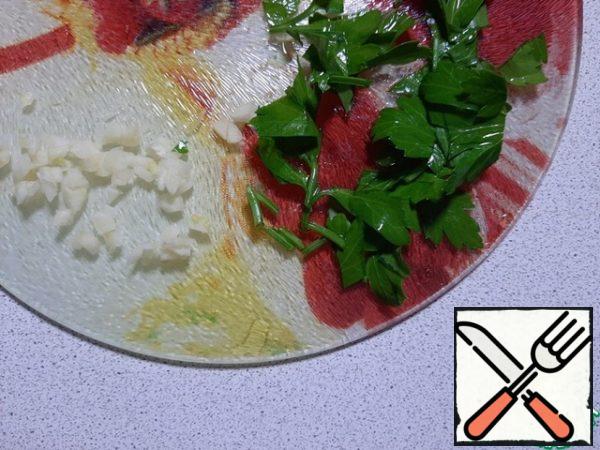 Chop the garlic and herbs.
