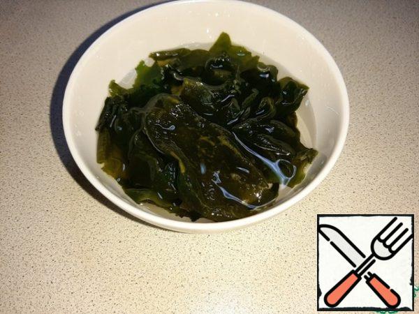 Soak the seaweed in water for 5 minutes, then drain the water.