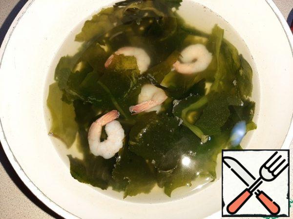 Thaw the prawns and put them in the soup. Boil for a few minutes.