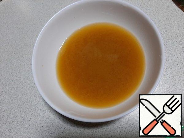 Separately, in 100 ml of broth, dilute the miso paste.