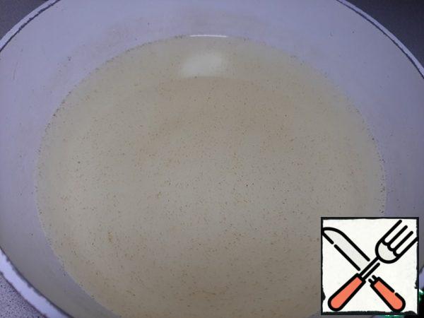 Boil the water, add the hondashi and stir. Put the broth on a slow fire.
