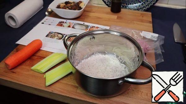 Cut the leek lengthwise into two parts. Wash the rice and put it to cook ( 12 minutes).