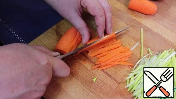  Cut the onion and carrot into thin strips. After the vegetables, cut the mushrooms.