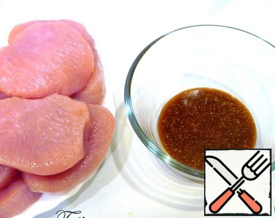 Medallions (d= 6-7 cm) - can be prepared from ready-made steaks, or a large Turkey breast. Mix the marinade for the medallions:put the honey in a small bowl, add the soy sauce, stir well, then add the spices (garlic 1 tsp+paprika 1 tsp+turmeric 0.5 tsp), stir in the olive oil. The mixture should be homogeneous (slightly thickened).