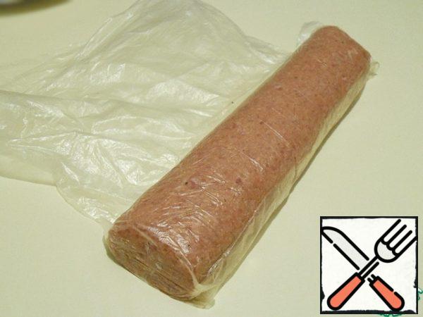 Pack in a food bag, form a roller with a diameter of 5-6 cm, lightly tamp, beating on the table. So the air will come out of the package and the mass will be dense (do not overdo it, do not beat too hard).
Tightly twist the sausage in the package and put it in the freezer in an exactly horizontal position. While the mass will solidify everything will be salted and refueled.