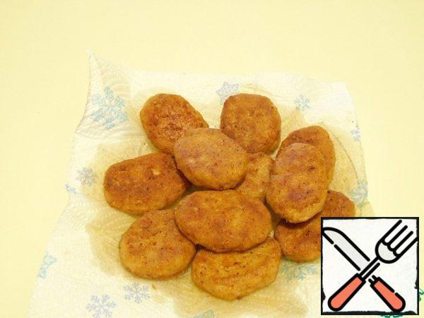 Put the finished cutlets on a towel or napkin to dry off the oil (you can cover them with a lid so that they do not cool down for a short time while the onion is cooking).