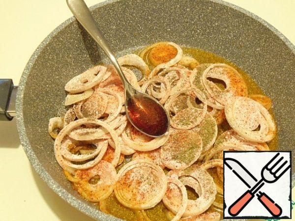 Instead, put the breaded onion in the remaining oil in the pan, sprinkle with all the spices, pour over the vinegar, mix a little and quickly fry on one side.