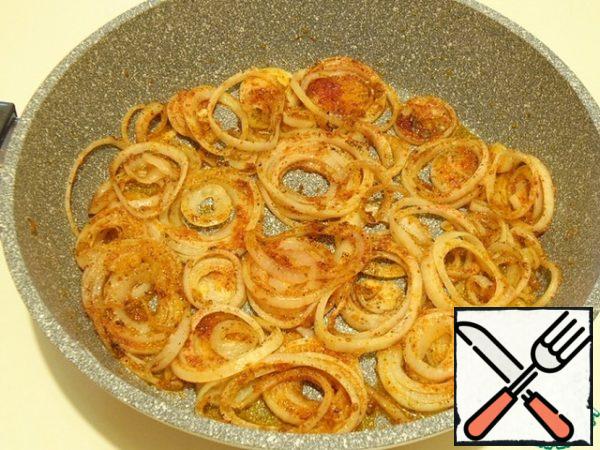 Shake the pan and turn the onions with a spatula to the other side. Roasting the onion will take 3 to 4 minutes, it does not need to be steamed for a long time, just quickly and well browned in breading and spices.
At this time, you can prepare dishes for serving medallions.
