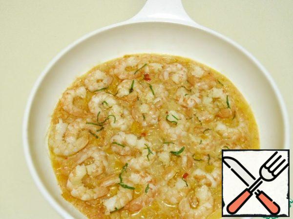 The sauce should be sharp, slightly salty, with sourness.Put the prawns, sprinkle with herbs and warm up.
If you have shrimp not cooked - adding them to the sauce, cook 3 to 4 minutes.
Serve the dish with lettuce leaves. They have shrimp sauce on them.
Coconut milk and ginger gave a delicious combination of sauce and shrimp.