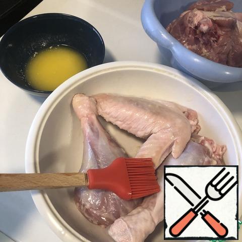 Wash the Turkey parts and dry them with a paper towel. I cooked with 2 legs, 2 wings and 2 thighs.
Melt the butter and grease the Turkey.