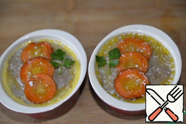 Put the pate in a convenient form for serving, I used molds. Place the remaining carrot slices on top. Melt the remaining butter and pour over the pate.
Decorate with greenery. Before serving, put it in the refrigerator.