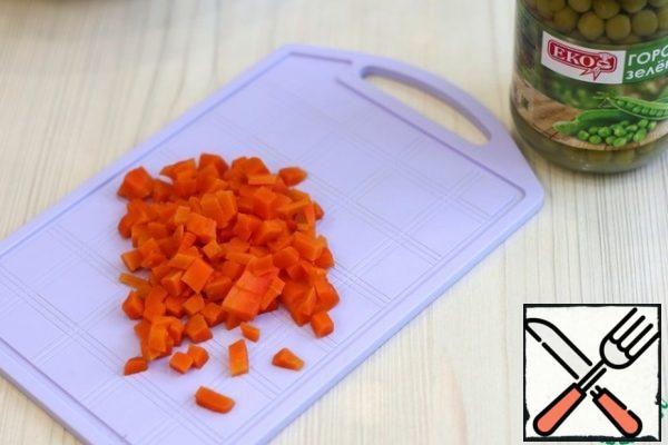 Carrots (1 PC.) to boil. Cut into small cubes.