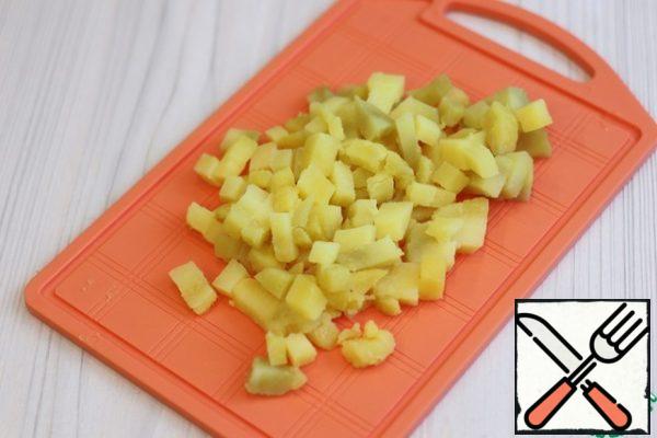 Boil the potatoes (1 PC.). Cut into small cubes.