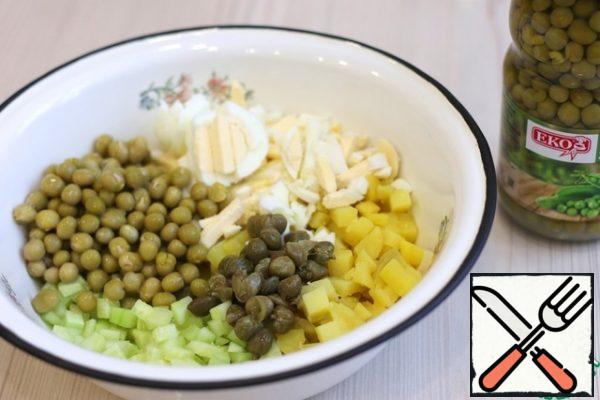 In a bowl, combine all the chopped salad ingredients. Next, add canned peas (1/2 ban.), add the capers (2 tablespoons). Next, add salt to taste, and season the salad with mayonnaise.