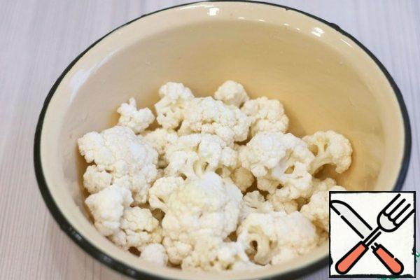 Cauliflower (250 gr.) disassemble the inflorescences, rinse in cold water.