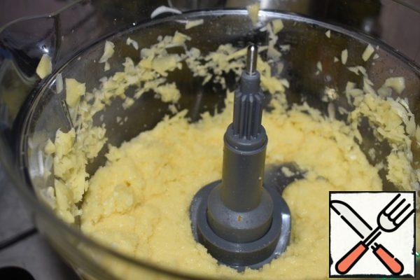 The workpiece has an excellent consistency. Very homogeneous minced meat. I really like it. Quickly squeeze out excess liquid. Add egg, salt, pepper and flour. Mix everything thoroughly.
