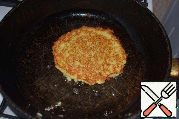In a preheated frying pan, greased with vegetable oil, put 1/4 of the dough and roll it out with a spoon. Pancakes should be larger in size than meat blanks. Fry on 2 sides until browned.
