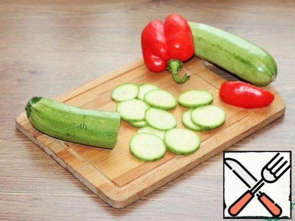 Cut the zucchini into thin rings (0.5 cm). You can add a few strips of red pepper.