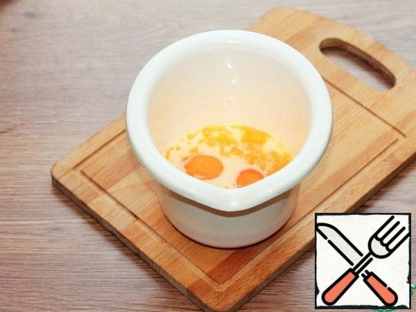 In a separate bowl, break the eggs and whisk with a pinch of salt.