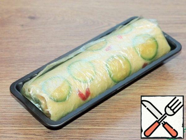 Remove the roll in the refrigerator to cool and soak. After 2 hours, you can get a chilled roll and cut it.