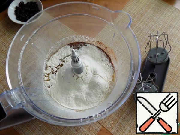 Then I added all the ingredients at once. Sifted flour with baking powder. I'll put the raisins in the finished dough later.