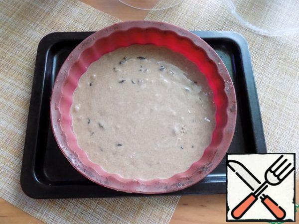 The amount of dough is calculated on the form ~ 18 cm. I have a form of 20 cm. Just the cake will be thinner. Spread the cake in the form. I use silicone. It doesn't need to be greased. Put in the oven preheated to t-180 C, setting the time 40 minutes.