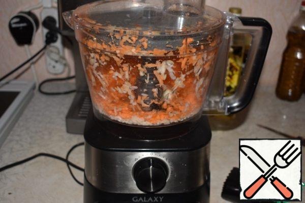 I sliced the peeled carrots and onions with the help of my assistant, a food processor .