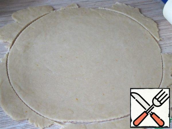 Roll out the rested dough with a thickness of about 2-3 mm, cut a circle 5-6 cm larger than the diameter of Your form.