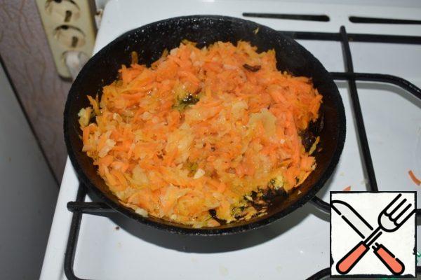 Fry the carrots and onions in a pan greased with vegetable oil until tender. Salt.