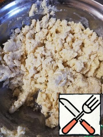 Sift the flour and vanilla into the resulting mass. All quickly mix with a spatula. Hands do not need to interfere, so that the oil does not melt from the heat of the hands. Get this dough.