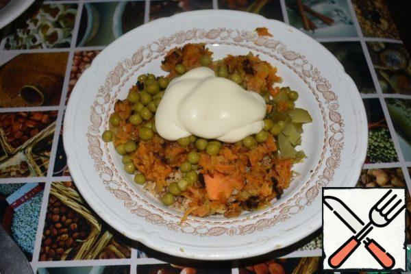 Mix the chopped liver, onion, carrot, green peas, finely chopped nuts and cucumbers cut into pickles with 2 tablespoons of mayonnaise.

