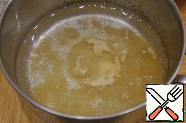 In a saucepan, pour a little water, add 1 tsp of sugar, warm it up until it dissolves, pour the gelatin.
