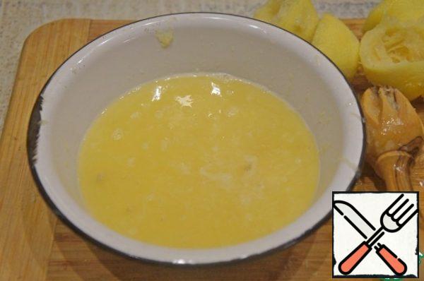 Roll lemons on the table, cut in half, squeeze out the juice. It will take about 150 ml.