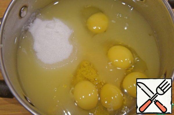In a saucepan, mix the eggs, lemon juice, zest and the remaining amount of sugar. My eggs were of the second category, so there are 5 of them.