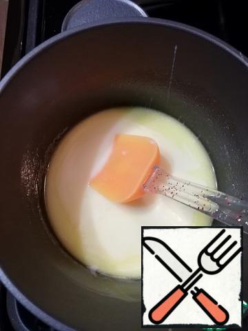 Bring the condensed milk and oil to a boil over low heat, stirring constantly. As soon as the condensed milk boils, mark and cook for 5 minutes.