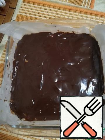 For the glaze, melt the chocolate with butter in any convenient way. I melt the pulses in the microwave. Pour the chocolate over the caramel layer. Cool to stabilize the layers for at least 2 hours in the refrigerator.