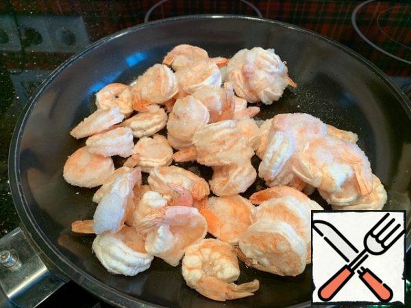 Put the prawns on a hot pan without defrosting.