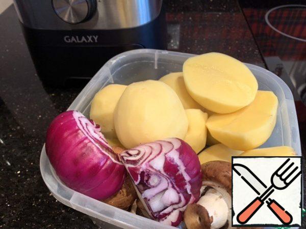 Wash the mushrooms, peel the onions and potatoes, if large, cut into two parts.