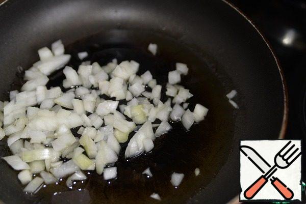 I made half a serving.
Cut the onion into small cubes, chop the garlic and fry until the onion is transparent in vegetable oil for 2 minutes over medium heat.
