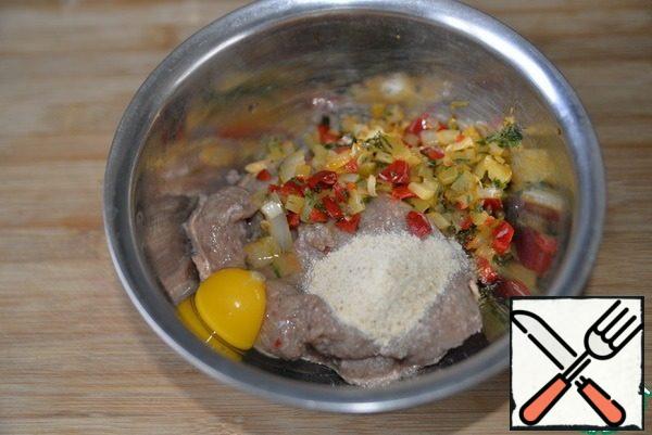 Take any minced meat, I have pork, put stewed vegetables, eggs, breadcrumbs, a mixture of salt and pepper to taste, mix everything well.

