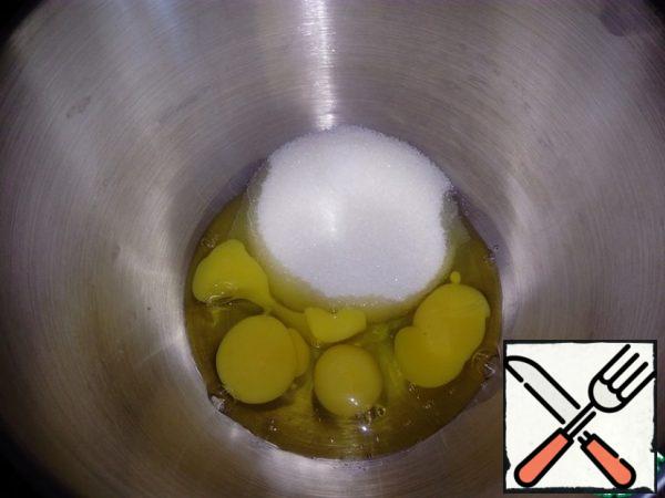 Beat the eggs with sugar until the mass increases in volume, at the fastest speed of the mixer, it took me 5 minutes.
