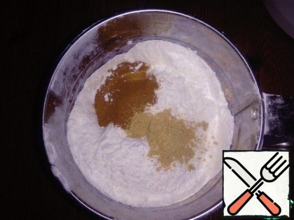 Mix the flour with spices and baking powder, mix.