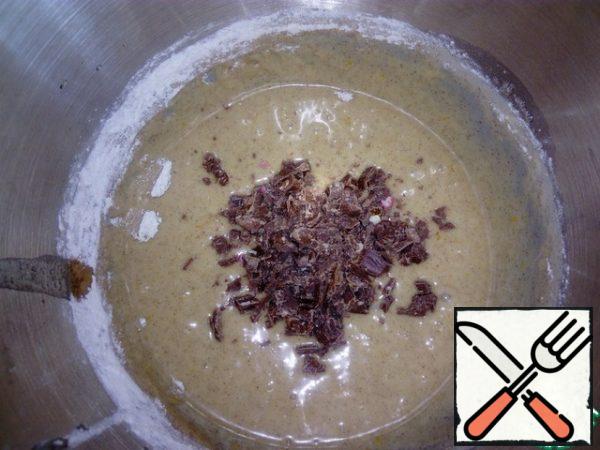 Put the mixer on the lowest speed and add parts of the oil mixture first, and then flour ( I added 3 tbsp. l. oil mixture and 4 tbsp. l. flour mixture). Knead until the ingredients are combined. You do not need to knead for a long time. Turn off the mixer and add the chocolate.