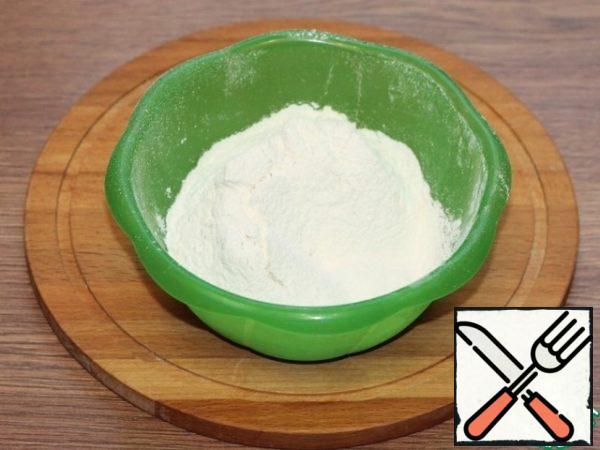 Sift the wheat flour several times, this will give the dough pomp and filter out unnecessary grains.
