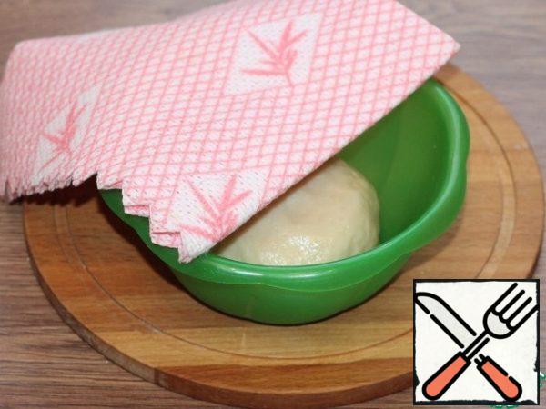 Put the finished dough in any dish, cover with a cloth and set aside for 15 minutes to rest.