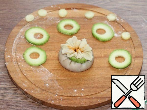 Link with arrows or other greens. I fixed the top of the wonton with a circle of zucchini.
Ready-made blanks dip the bottom in flour and immediately cook, the dough is very tender. Or put it in the refrigerator, if for "later", then in the freezer.