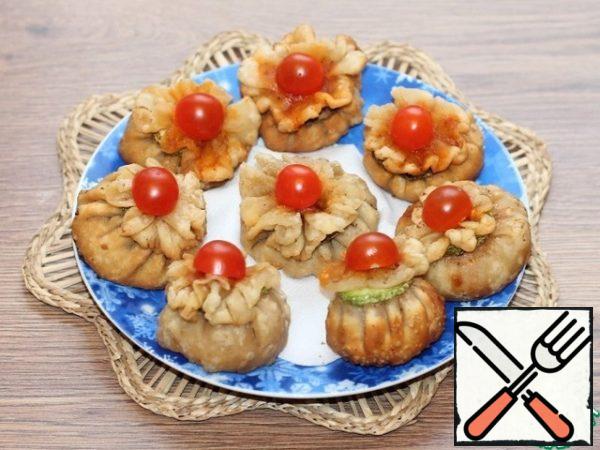 Boil the wontons with the filling in salted water or steamed for 15 minutes. The dish will turn out to be more useful and juicy.
I cooked wontons in a wok. Heat the oil in a wok (or deep fryer) and fry the wontons in portions until golden brown.
